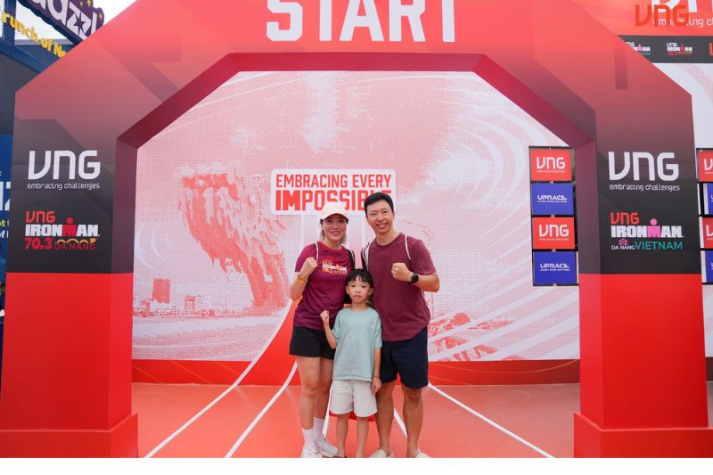Bui Thu Thuy cung chong va con trai tai VNG Ironman 70.3 Da Nang