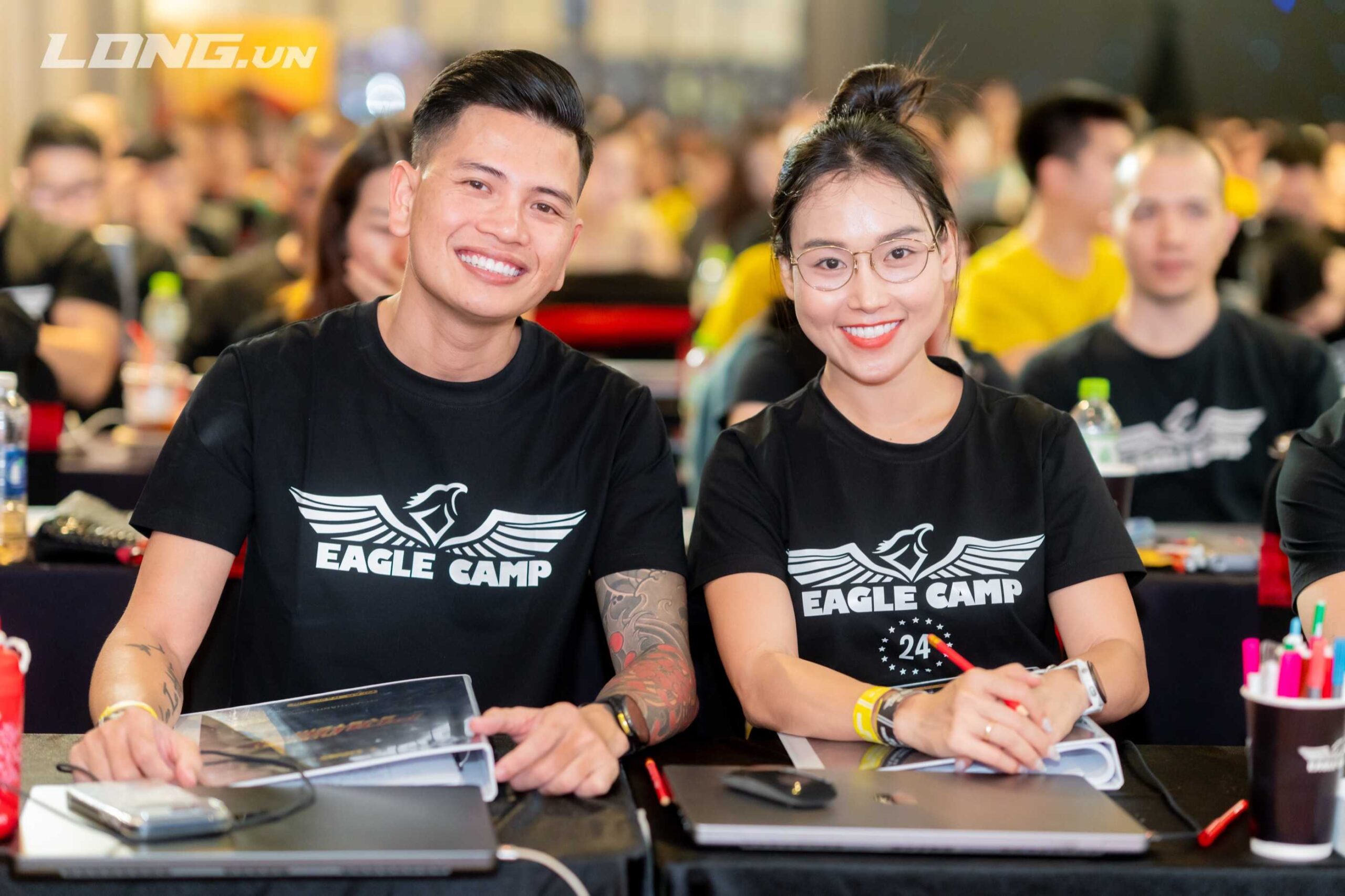 Vợ chồng Bùi Thùy Trinh và Phạm Ngọc Sơn tươi cười tại chương trình đào tạo Eagle Camp ở Nha Trang