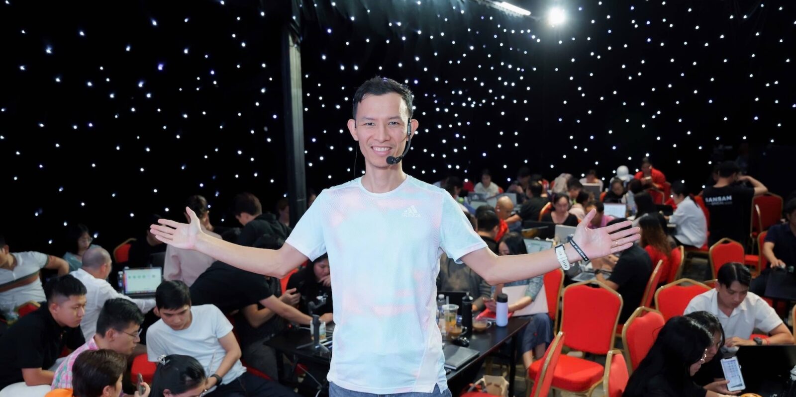 Anh Bùi Anh Khoa đứng lớp