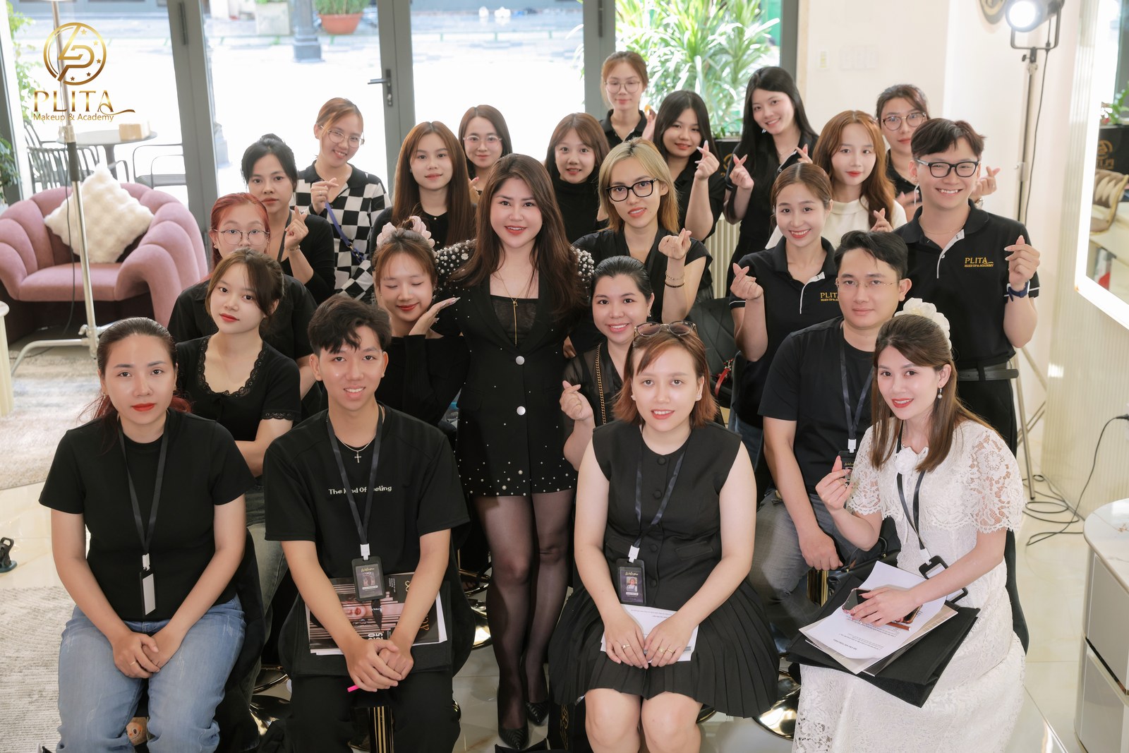 Phương Ly miệt mài với nghề trang điểm — thứ nghề chị chọn từ hai bàn tay trắng