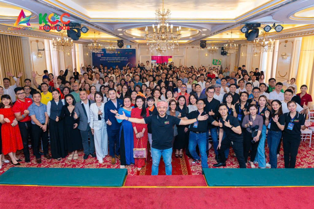 Huỳnh Duy Hưng cùng học viên chương trình đào tạo CLB KOC Khánh Hòa hơn 400 người