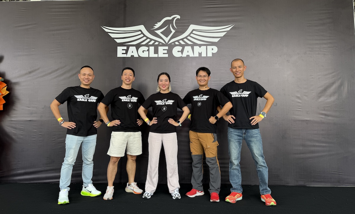 Bui Thu Thuy cung cong dong Eagle Camp