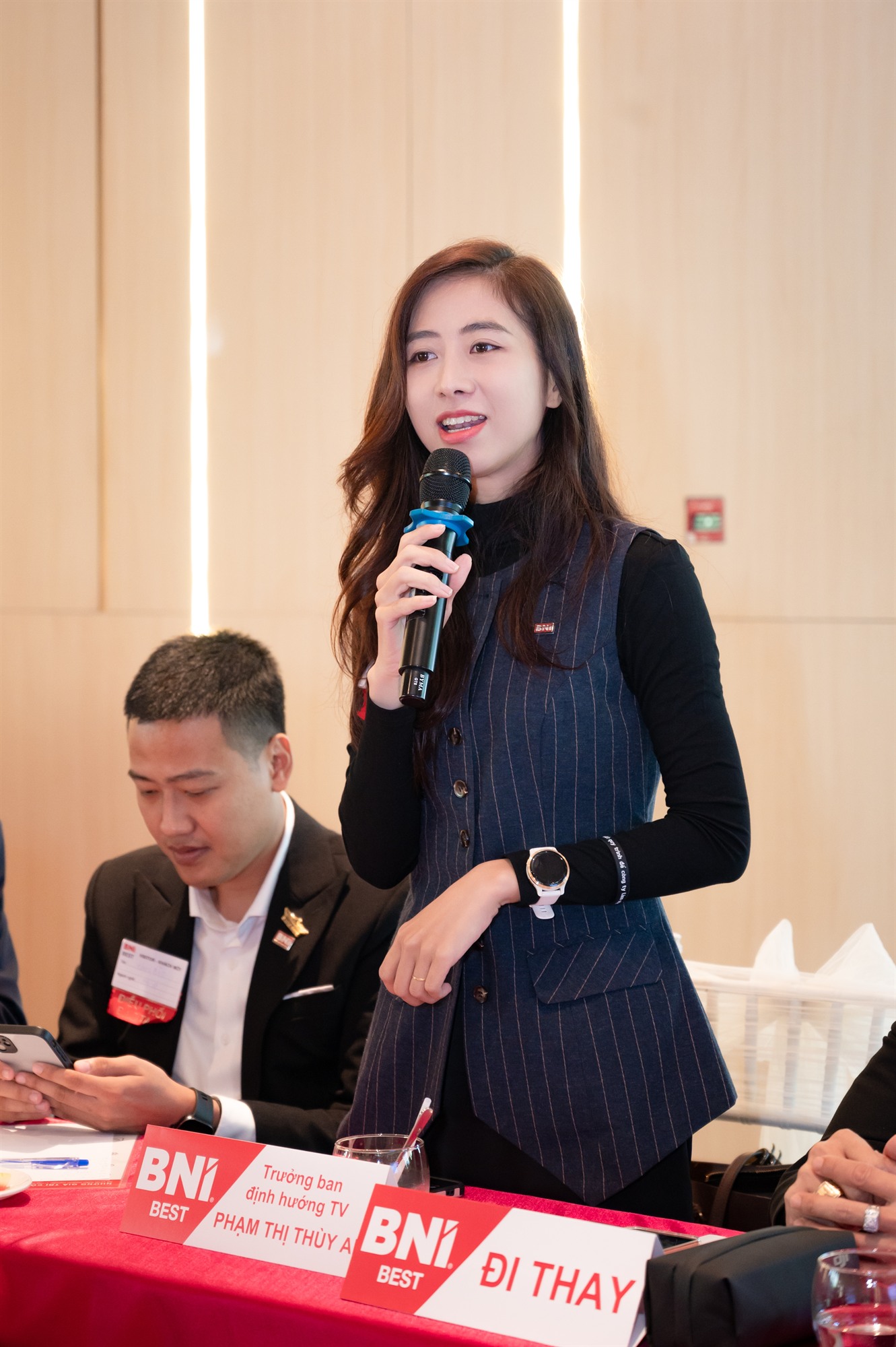 Phạm Thị Thùy An phát biểu với vai trò Trưởng ban định hướng tại một sự kiện BNI