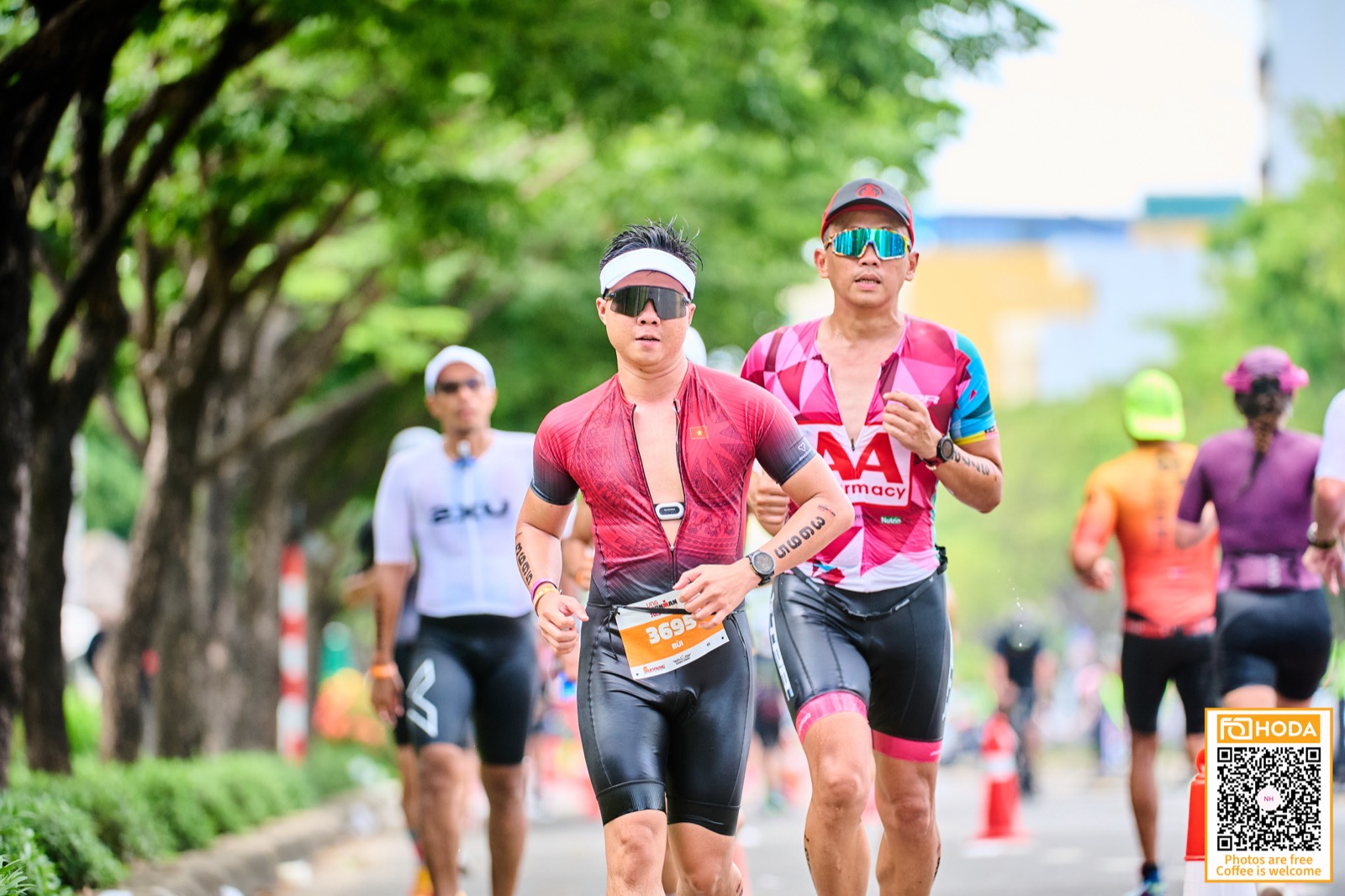 Thương Chia Sẻ chạy bộ trong một chặng Ironman 70.3