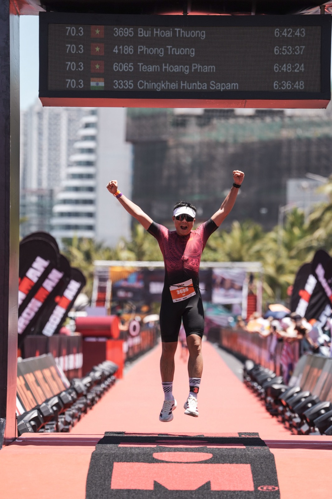 Thương Chia Sẻ về đích Ironman 70.3 với thời gian 6:42:43