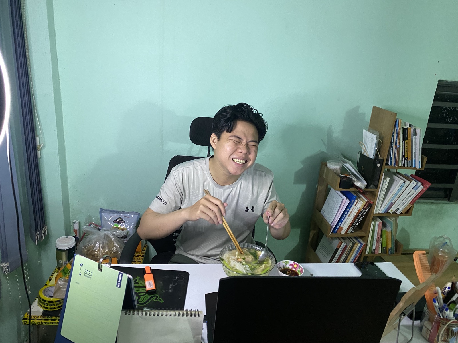 Thương Chia Sẻ làm việc với laptop, khởi nghiệp online
