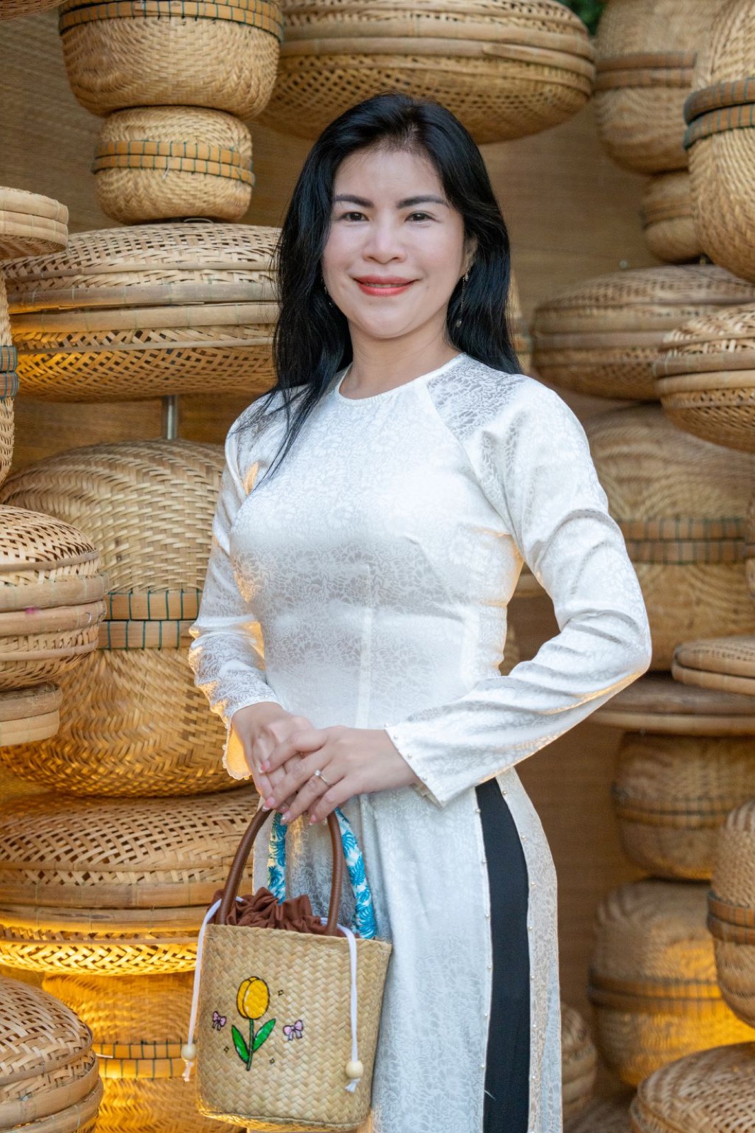 Lê Nguyên Trang Nhã duyên dáng trong tà áo dài trắng